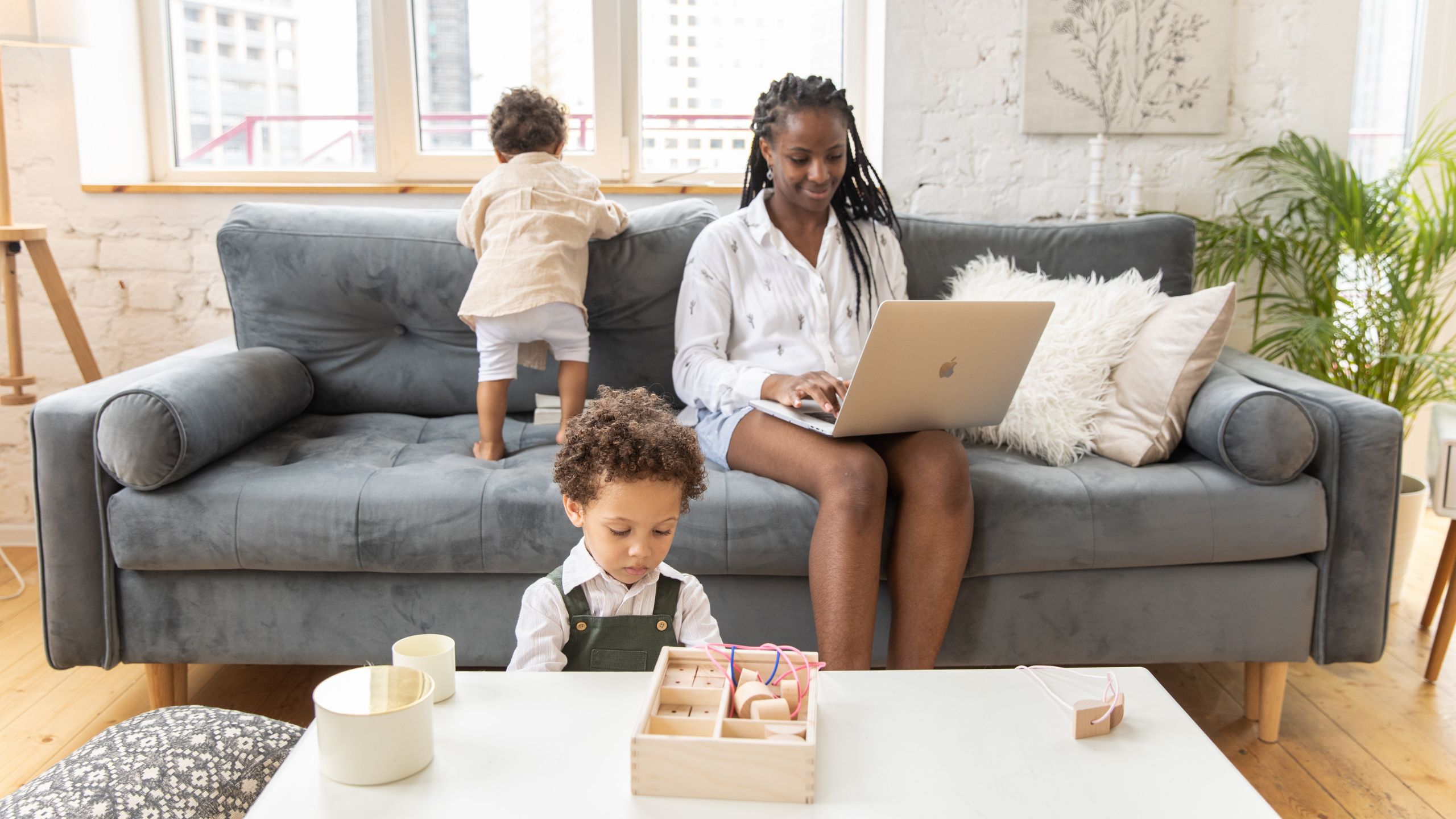 Удивлённые родители в гостинной. Send May parents to work.